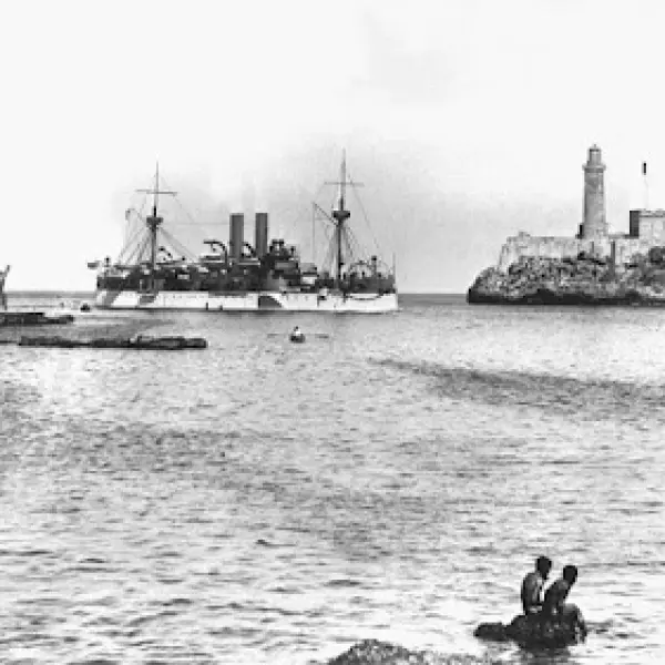 USS Maine llegando a puerto